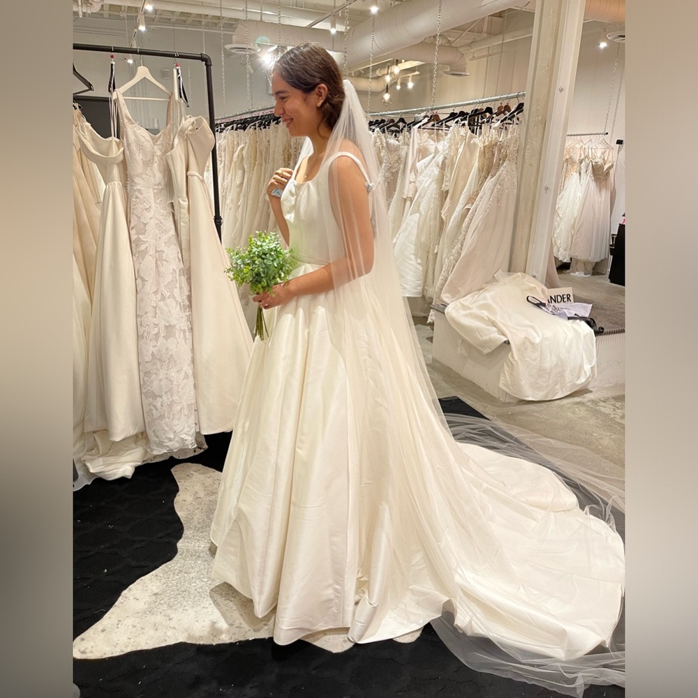Giselle Bridal Ivory Cathedral Length Veil - Picture 2 of 4